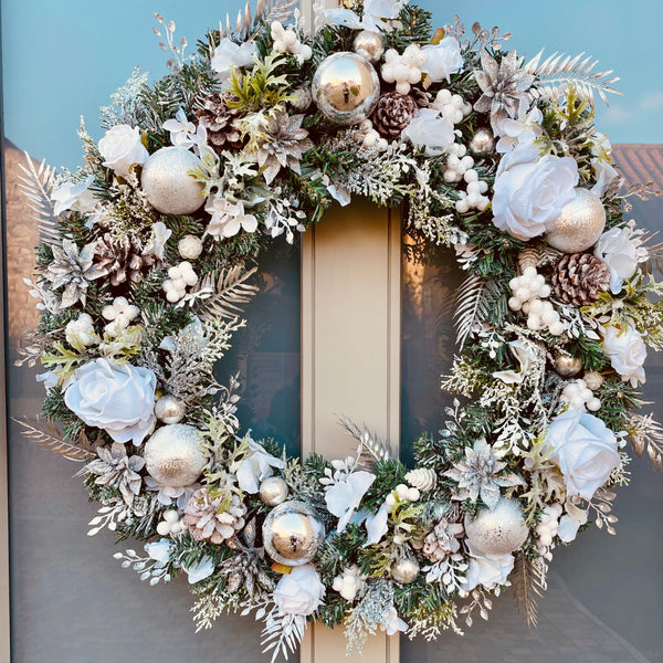 　Decorated Christmas Wreath Large luxury winter wonderland snowy Christmas wreath